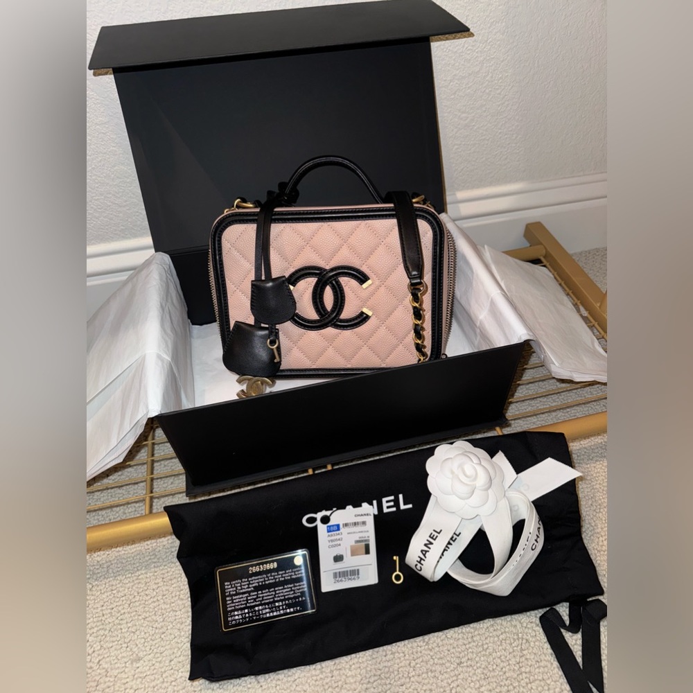 *SOLD*CHANEL Caviar Quilted Medium CC Filigree Vanity Case - NWT